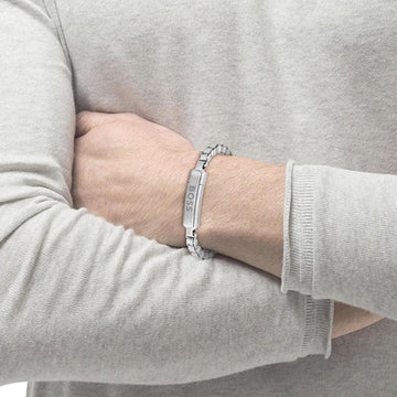 Ανδρικό βραχιόλι Boss 1580596M ατσάλινο με ασημί μπρασελέ και ασημί στοιχείο, κατασκευασμένο από χειρουργικό ατσάλι σε σχέδιο μπρασελέ.